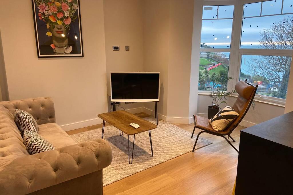 Spacious 1 Bedroom Apartment With Sea Views New Quay Екстериор снимка