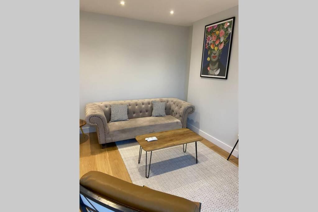 Spacious 1 Bedroom Apartment With Sea Views New Quay Екстериор снимка