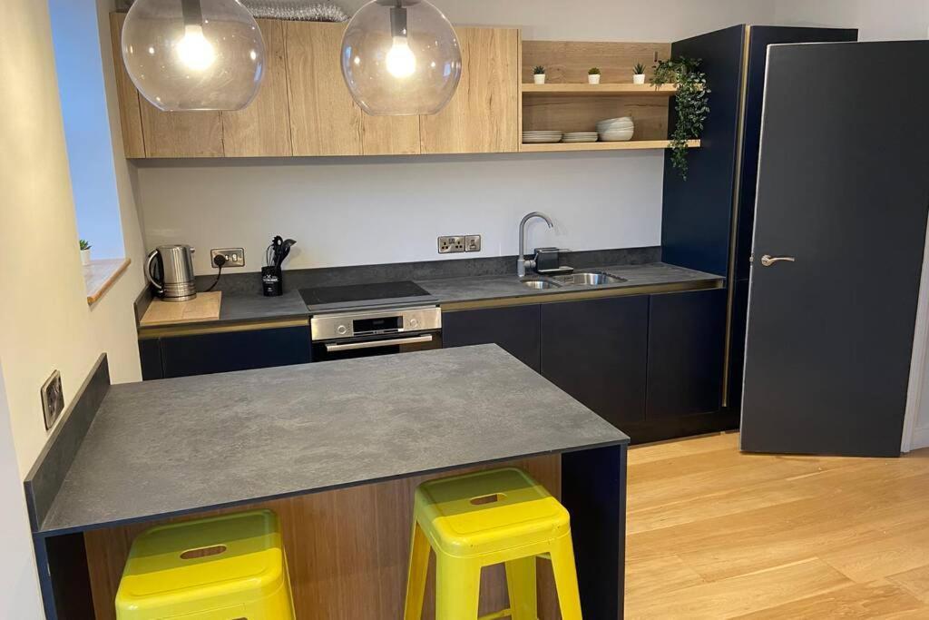 Spacious 1 Bedroom Apartment With Sea Views New Quay Екстериор снимка